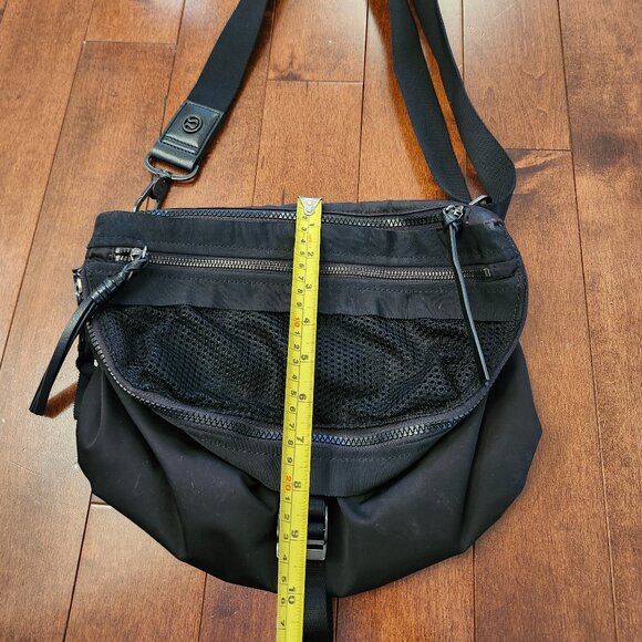 Lululemon black crossbody or fanny pack bag - Picture 4 of 10